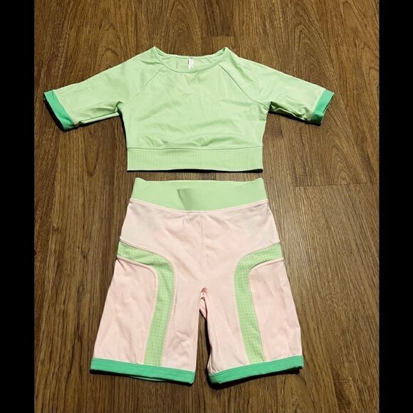 Fabletics High-Waisted Motion365® Color Block Shorts and crop top set - Picture 5 of 13